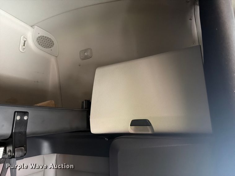 image for item YA3382 2020 Freightliner Cascadia semi truck