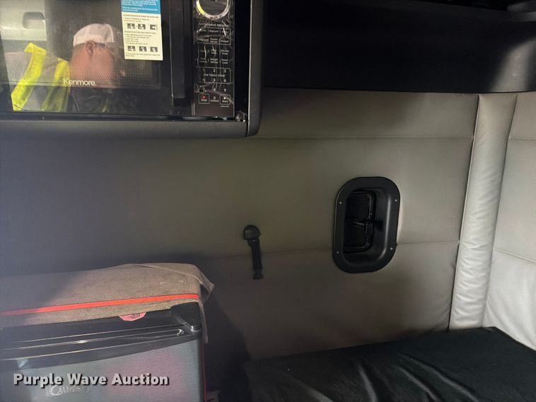 image for item YA3382 2020 Freightliner Cascadia semi truck