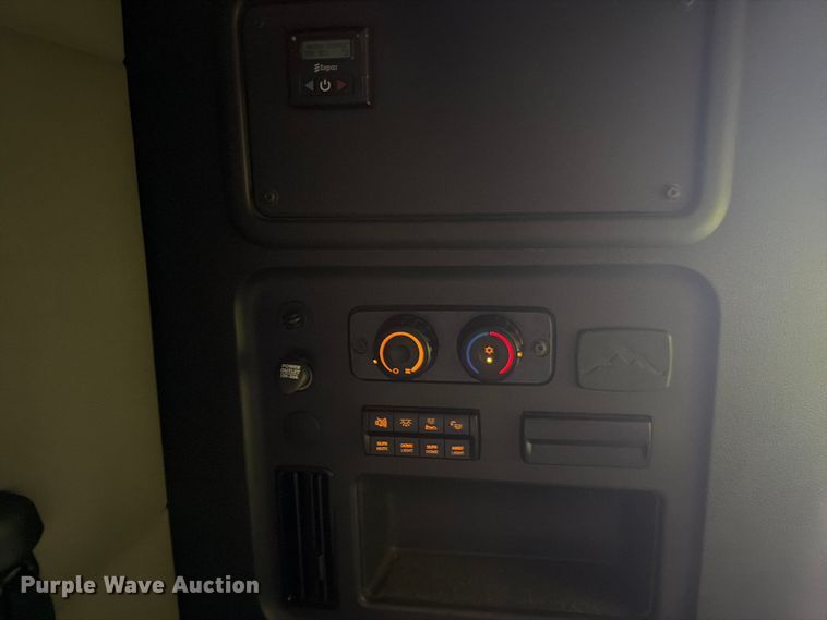 image for item YA3382 2020 Freightliner Cascadia semi truck