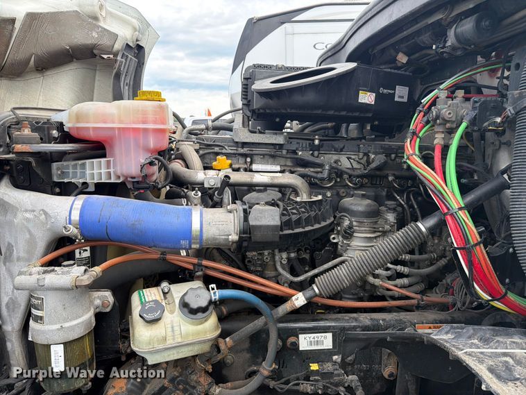 image for item YA3382 2020 Freightliner Cascadia semi truck