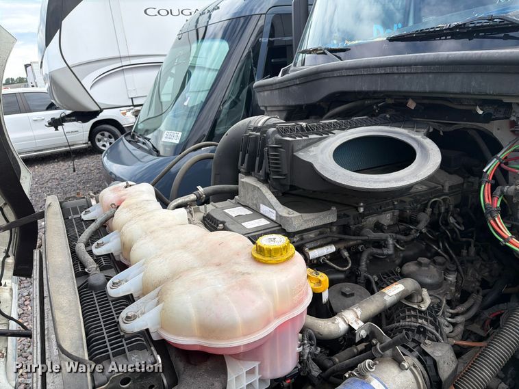image for item YA3382 2020 Freightliner Cascadia semi truck
