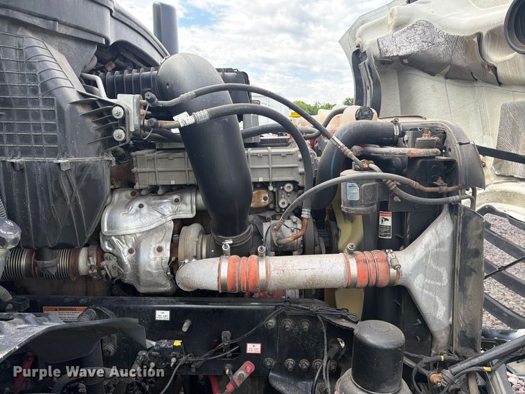 image for item YA3382 2020 Freightliner Cascadia semi truck