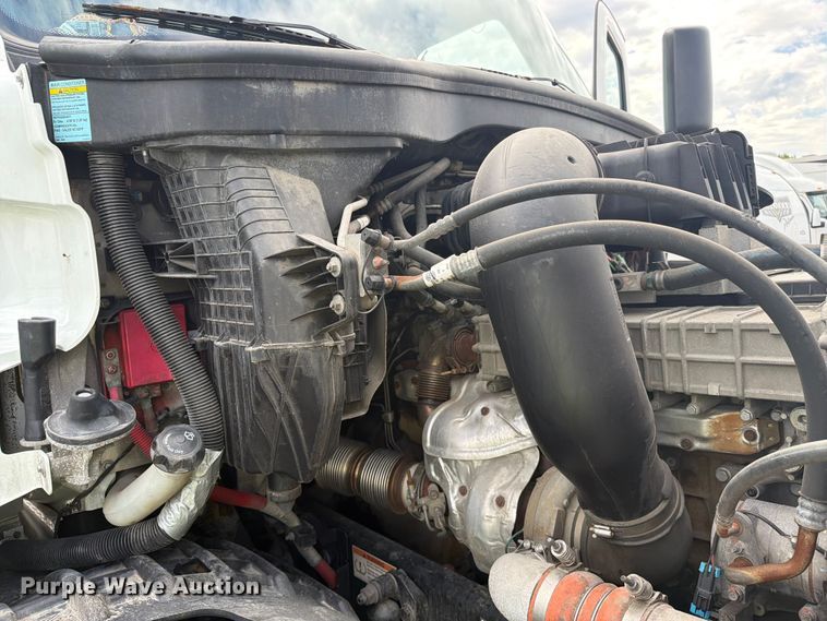 image for item YA3382 2020 Freightliner Cascadia semi truck