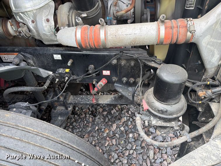 image for item YA3382 2020 Freightliner Cascadia semi truck