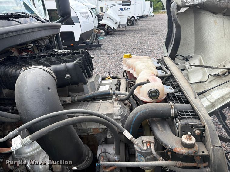 image for item YA3382 2020 Freightliner Cascadia semi truck