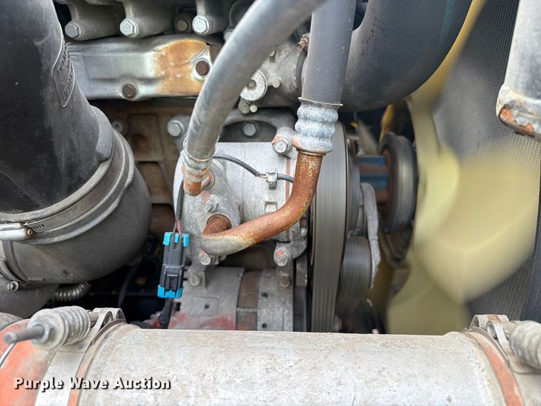 image for item YA3382 2020 Freightliner Cascadia semi truck