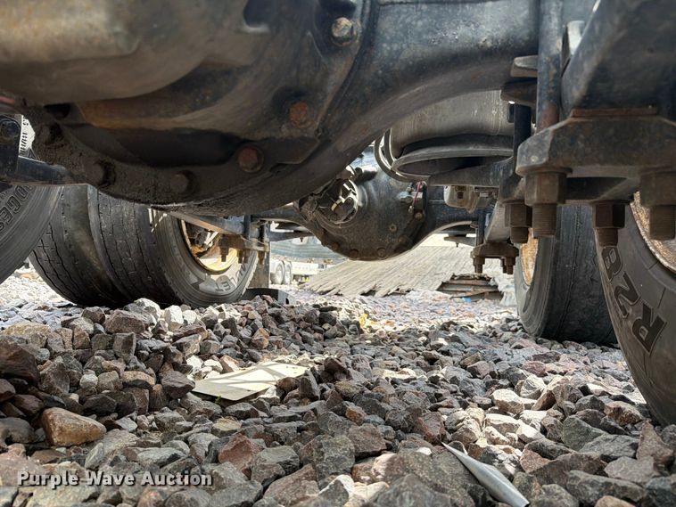 image for item YA3382 2020 Freightliner Cascadia semi truck