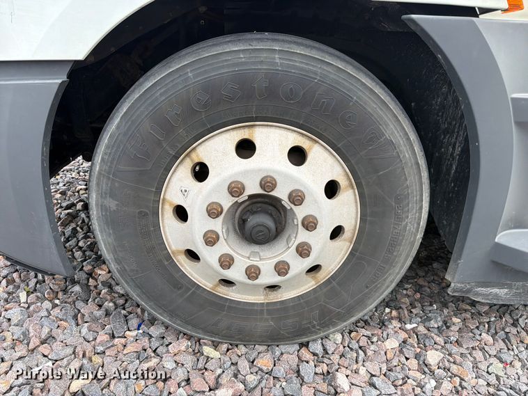 image for item YA3382 2020 Freightliner Cascadia semi truck