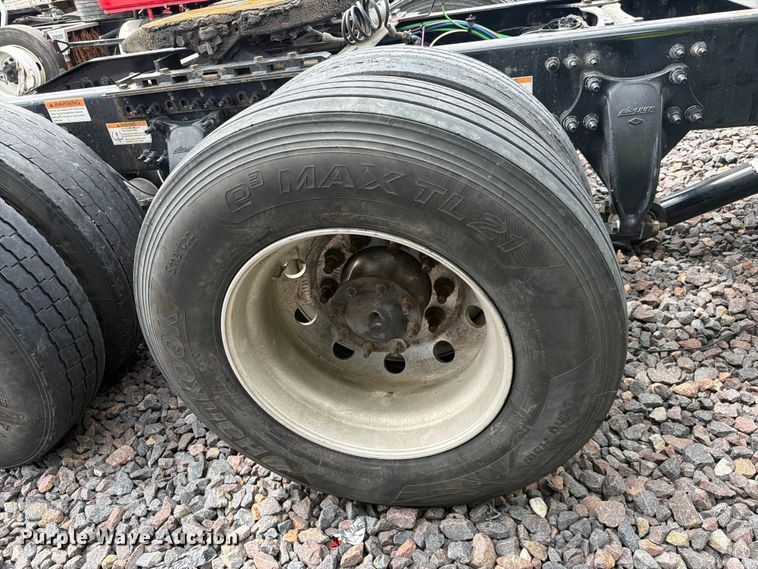 image for item YA3382 2020 Freightliner Cascadia semi truck