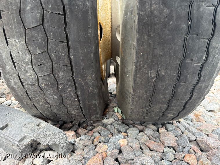 image for item YA3382 2020 Freightliner Cascadia semi truck