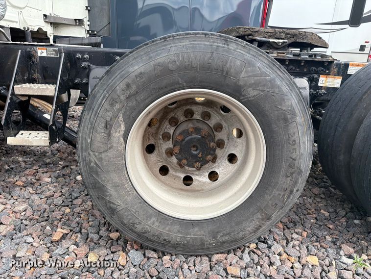image for item YA3382 2020 Freightliner Cascadia semi truck