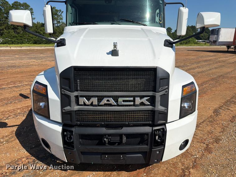 image for item YA3389 2023 Mack Anthem semi truck