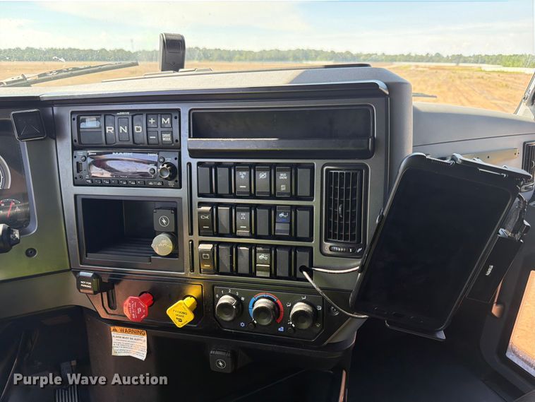 image for item YA3389 2023 Mack Anthem semi truck