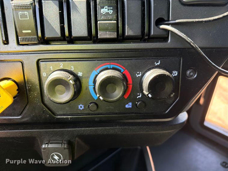 image for item YA3389 2023 Mack Anthem semi truck