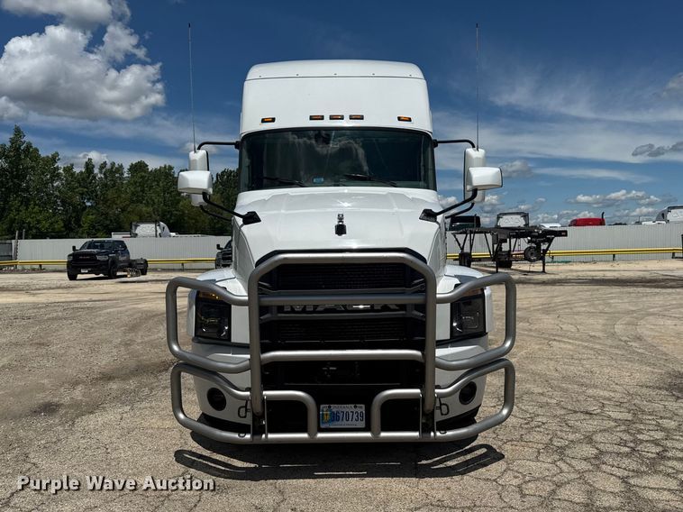 image for item YA3390 2023 Mack Anthem semi truck