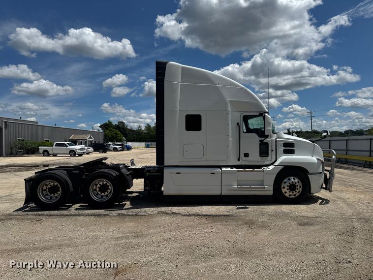 image for item YA3390 2023 Mack Anthem semi truck