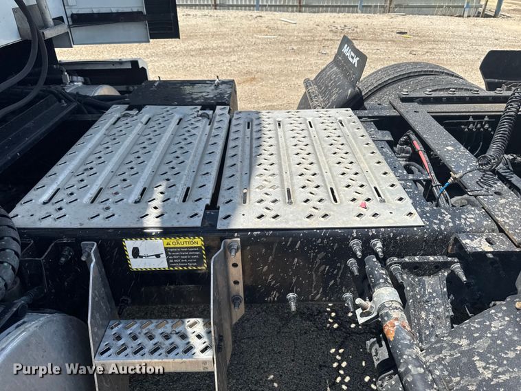 image for item YA3390 2023 Mack Anthem semi truck