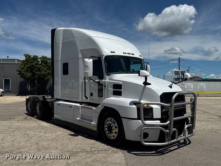 image for item YA3391 2023 Mack Anthem semi truck