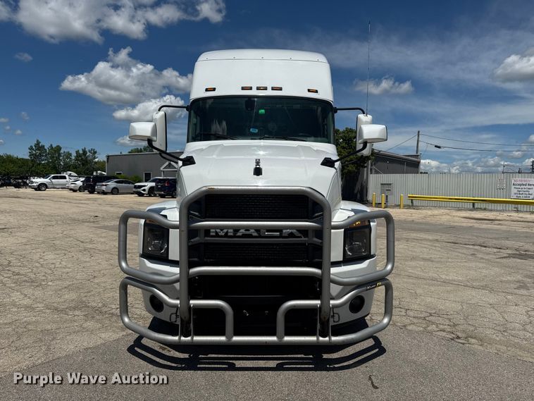 image for item YA3391 2023 Mack Anthem semi truck