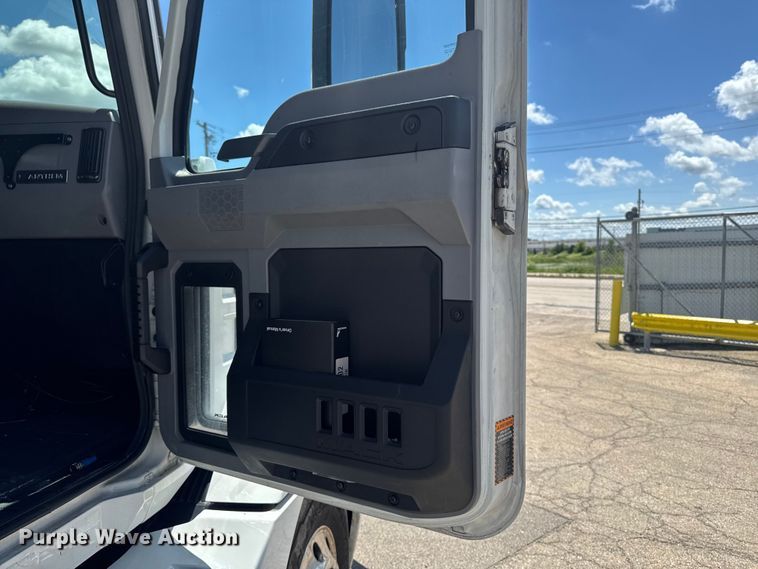image for item YA3391 2023 Mack Anthem semi truck