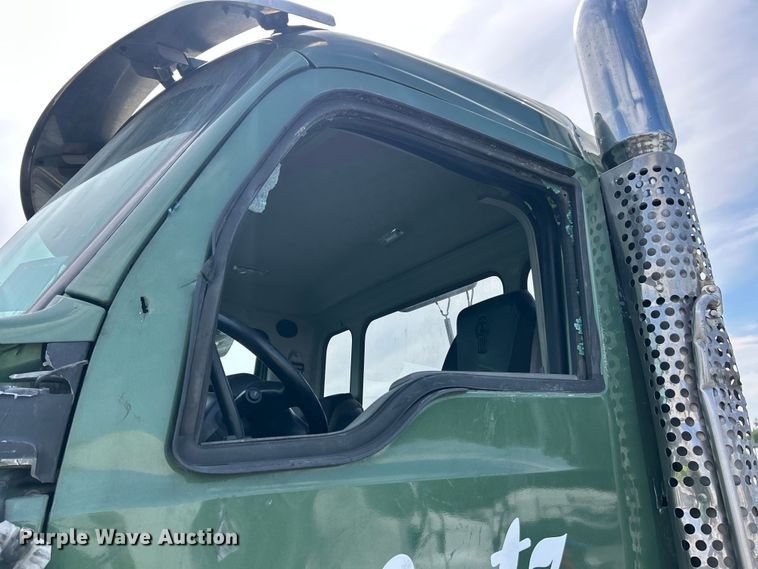 image for item YA3489 2020 Kenworth T880 semi truck