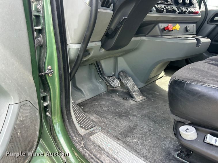 image for item YA3489 2020 Kenworth T880 semi truck