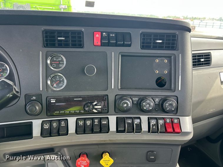 image for item YA3489 2020 Kenworth T880 semi truck