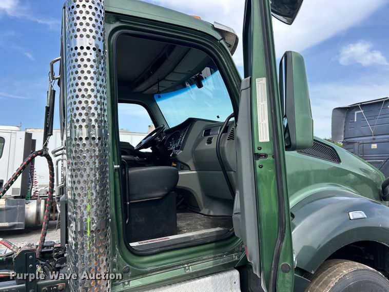 image for item YA3489 2020 Kenworth T880 semi truck