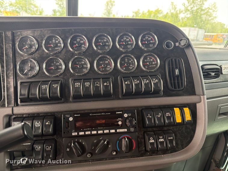image for item YA3638 2024 Peterbilt 389 semi truck
