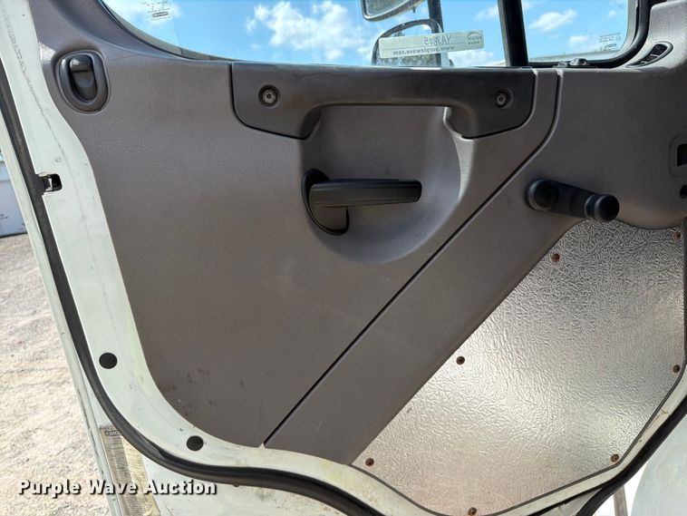 image for item YA3805 2015 Freightliner Business Class M2 box truck