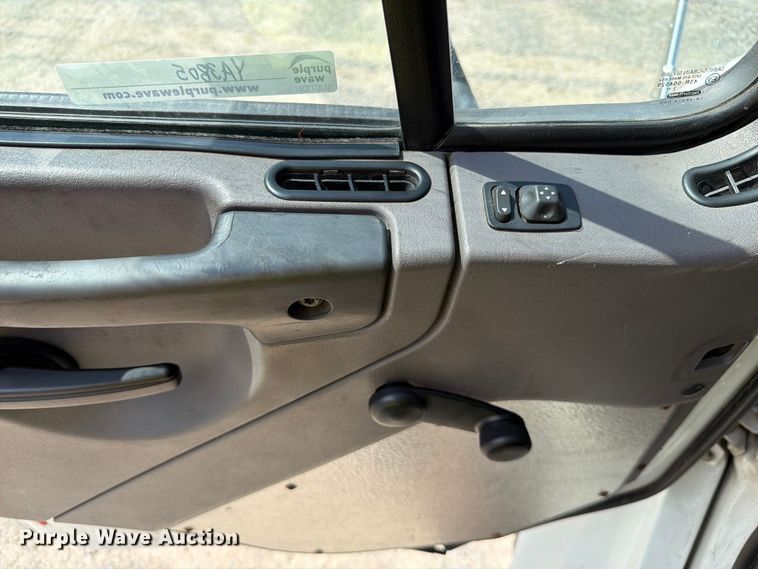 image for item YA3805 2015 Freightliner Business Class M2 box truck