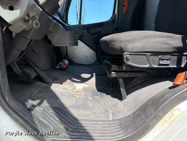 image for item YA3805 2015 Freightliner Business Class M2 box truck