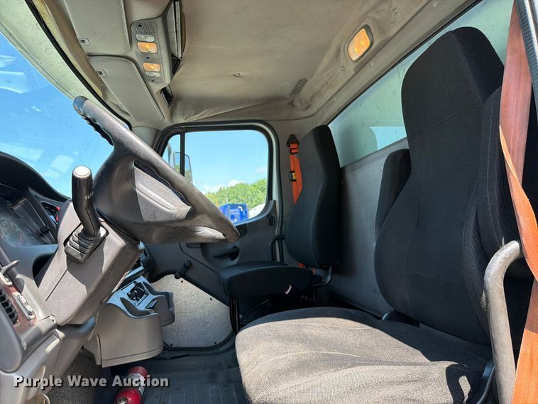 image for item YA3805 2015 Freightliner Business Class M2 box truck