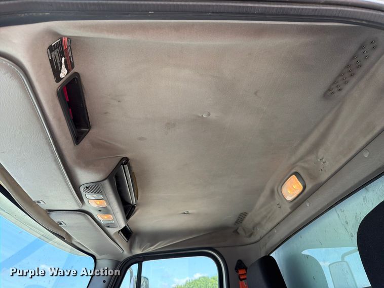 image for item YA3805 2015 Freightliner Business Class M2 box truck