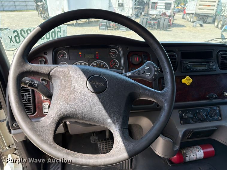 image for item YA3805 2015 Freightliner Business Class M2 box truck