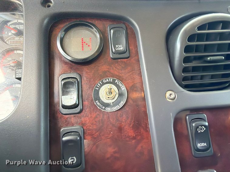 image for item YA3805 2015 Freightliner Business Class M2 box truck