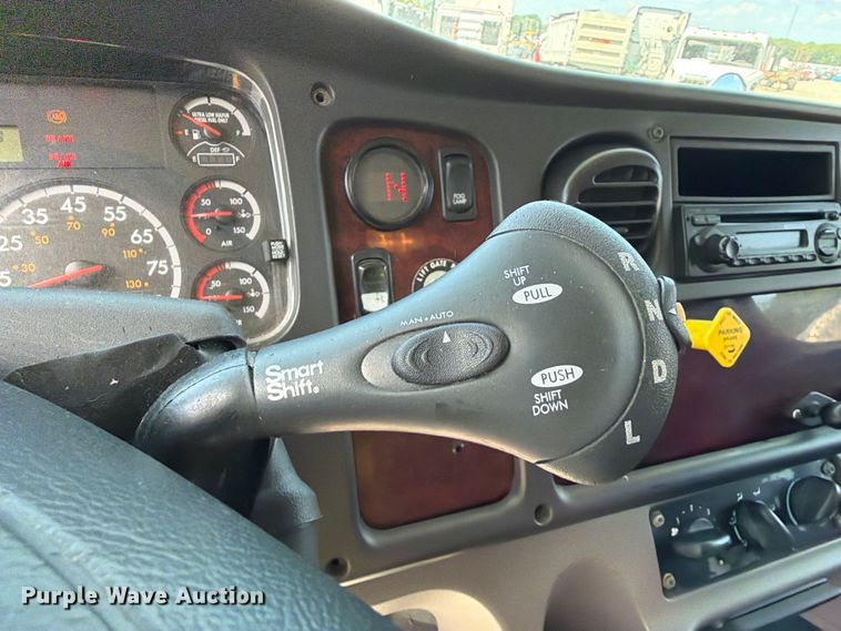 image for item YA3805 2015 Freightliner Business Class M2 box truck
