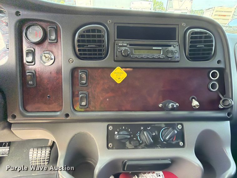 image for item YA3805 2015 Freightliner Business Class M2 box truck