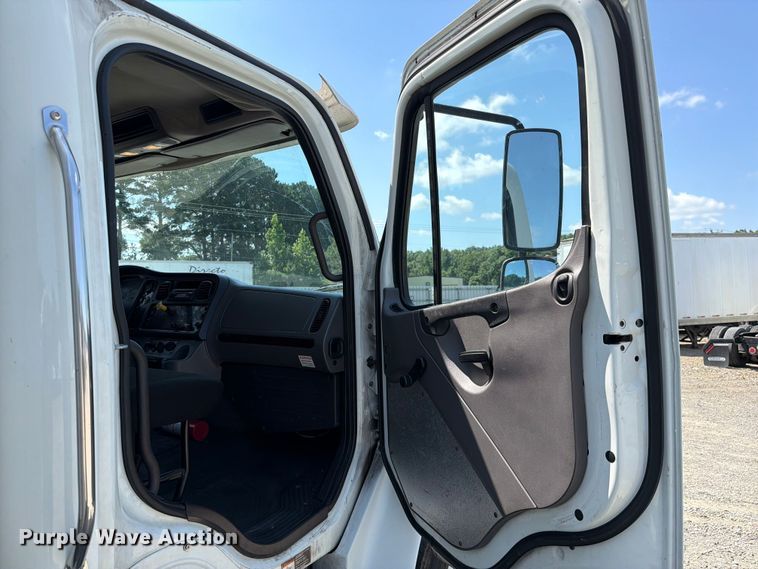 image for item YA3805 2015 Freightliner Business Class M2 box truck