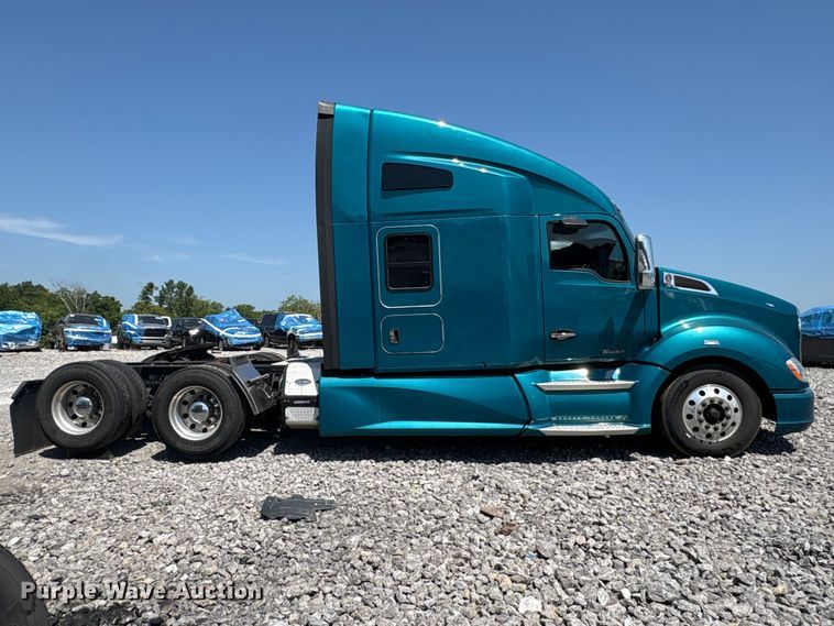 image for item YA3859 2021 Kenworth T680 semi truck