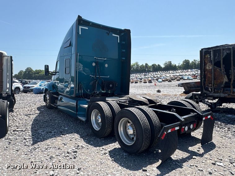 image for item YA3859 2021 Kenworth T680 semi truck