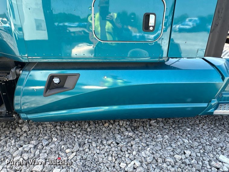 image for item YA3859 2021 Kenworth T680 semi truck