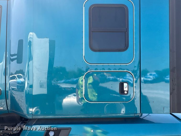 image for item YA3859 2021 Kenworth T680 semi truck