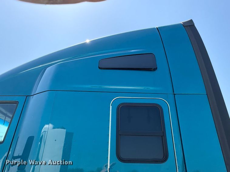 image for item YA3859 2021 Kenworth T680 semi truck