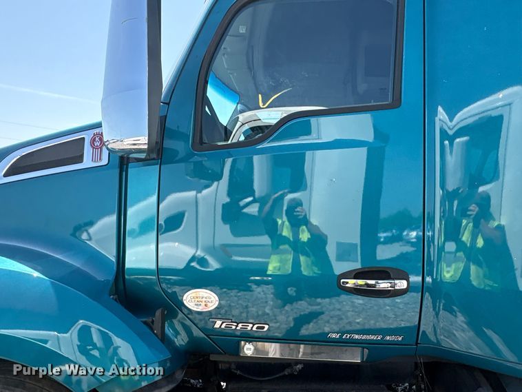 image for item YA3859 2021 Kenworth T680 semi truck