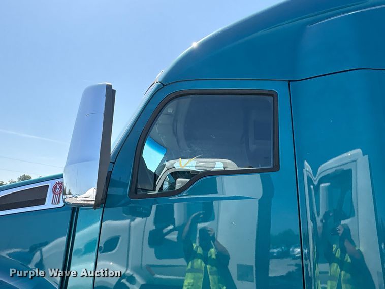image for item YA3859 2021 Kenworth T680 semi truck