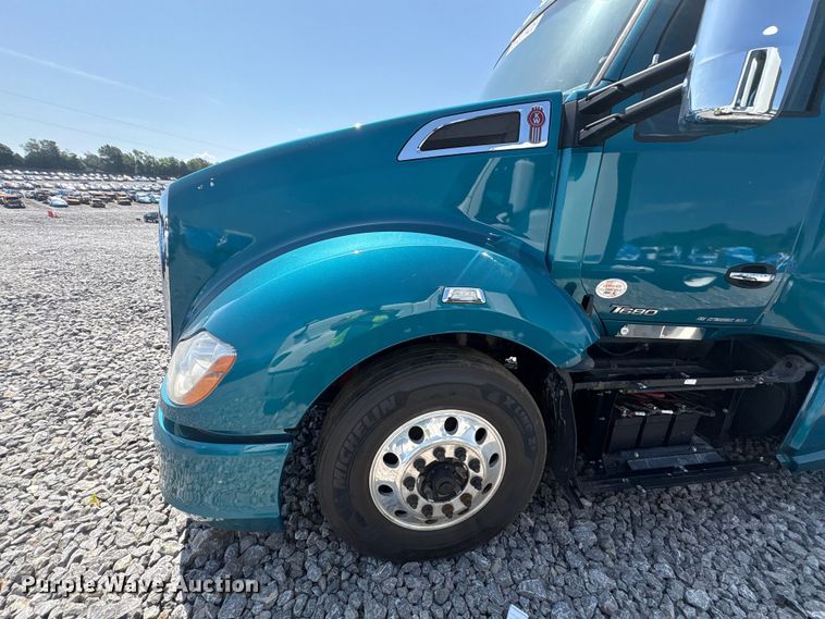 image for item YA3859 2021 Kenworth T680 semi truck