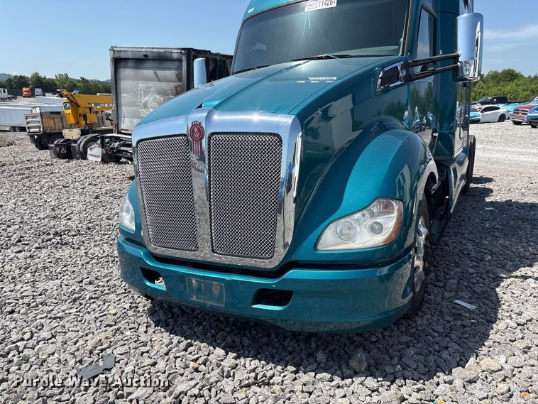 image for item YA3859 2021 Kenworth T680 semi truck