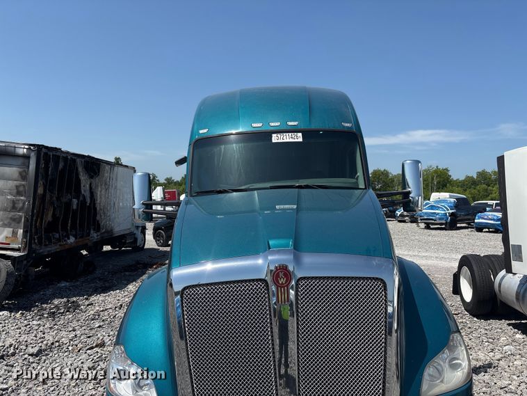 image for item YA3859 2021 Kenworth T680 semi truck