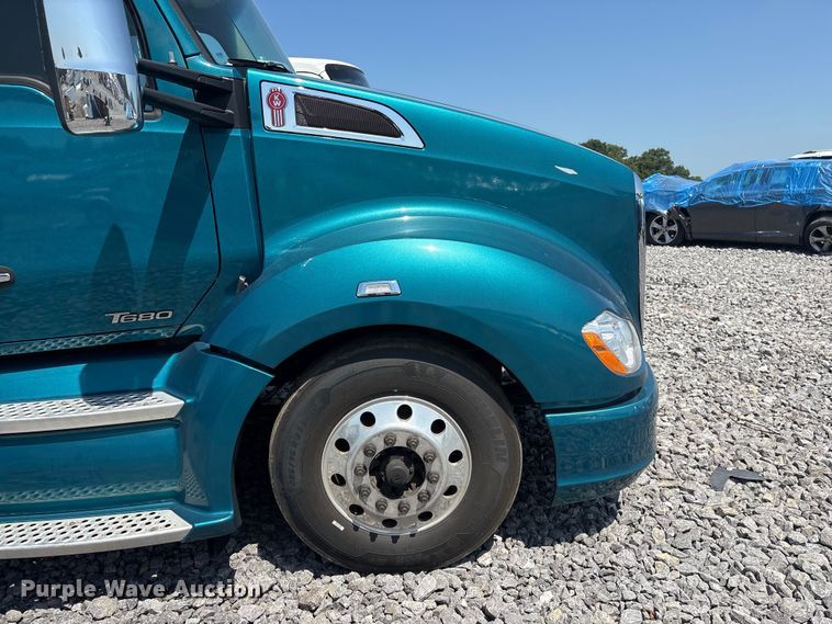 image for item YA3859 2021 Kenworth T680 semi truck